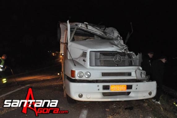 Carreta de Três de Maio carregada de soja tomba na BR 392 - foto 3