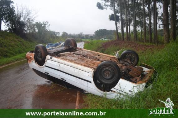 Veículo capota na ERS-330 em Tenente Portela - foto 2