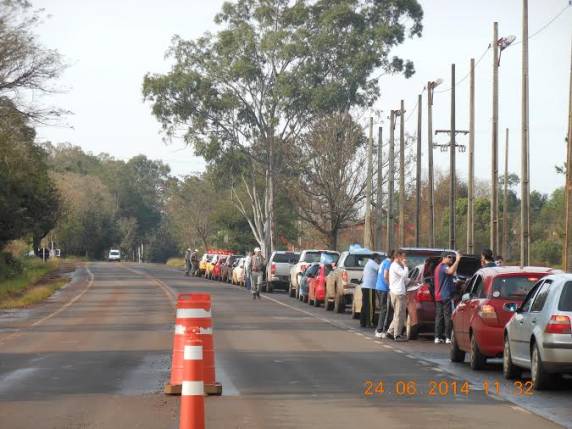 Polícia Rodoviária Estadual acompanha argentinos que entram no Brasil - foto 2