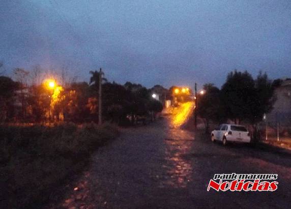 Moradores reclamam falta de luminárias em postes da rua Alfredo Henn - foto 2