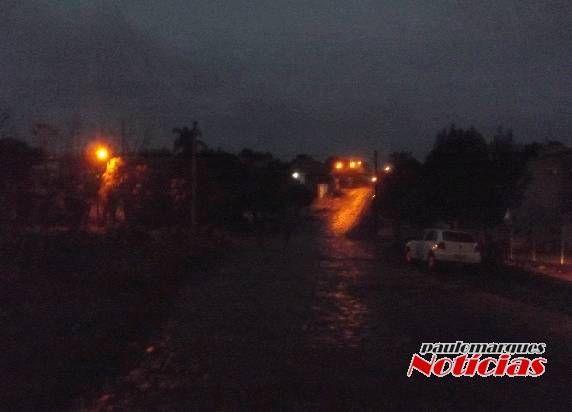 Moradores reclamam falta de luminárias em postes da rua Alfredo Henn - foto 3