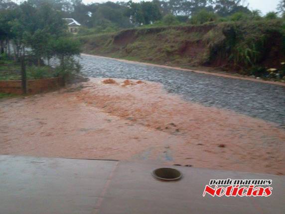 Carro fica preso em vala no bairro Guaíra em Três de Maio - foto 3
