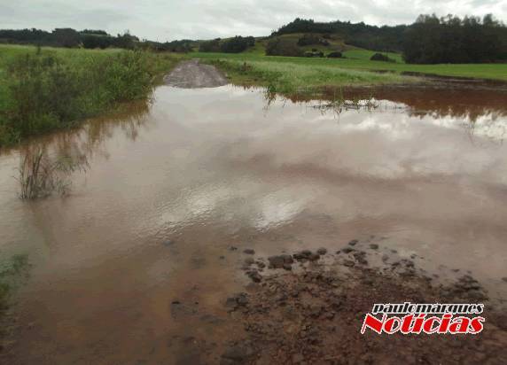 Rios
transbordam na região e as previsões são de mais chuvas, a água está próxima das casa em Cascatinha - foto 2
