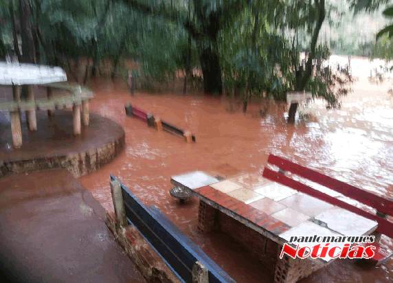 Rios
transbordam na região e as previsões são de mais chuvas, a água está próxima das casa em Cascatinha - foto 3