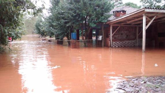 Muitas casas estão alagadas no Balneário Ilhas do 

Chafariz