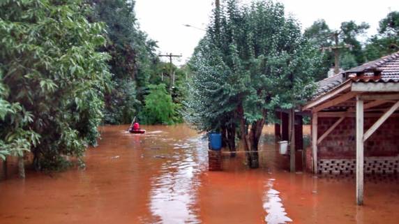 Água do Rio Uruguai avança no Balneário 

Ilhas do Chafariz, em PX foi fechado o porto - foto 2