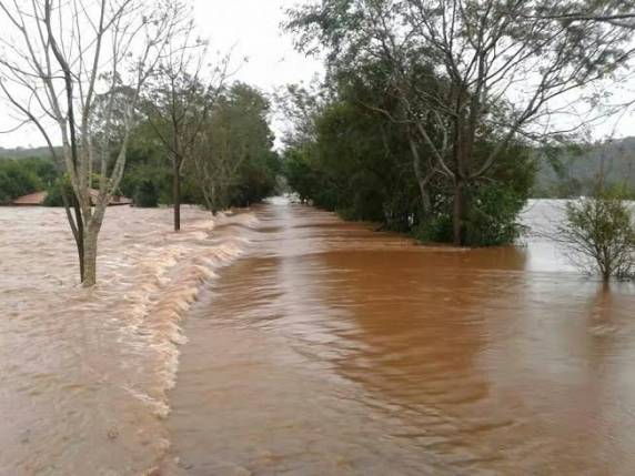 Em Londero, a água impede acesso ao balneário. Ponte sobre o Rio Buricá em 

Cascata foi coberta pela água 
