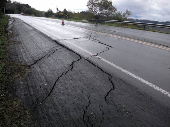Chuva no RS danifica pista, interdita rodovias e bloqueia
acesso a SC - foto 3
