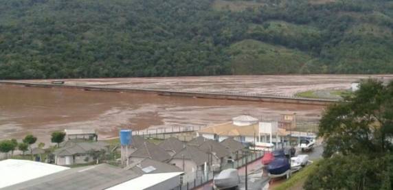 Chuva no RS danifica pista, interdita rodovias e bloqueia
acesso a SC - foto 2