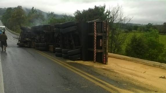 Carreta carregada com soja tomba em cima da ponte do Arroio do
Tigre na BR 287 em Jaguari - foto 2