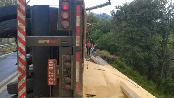 Carreta carregada com soja tomba em cima da ponte do Arroio do
Tigre na BR 287 em Jaguari - foto 3