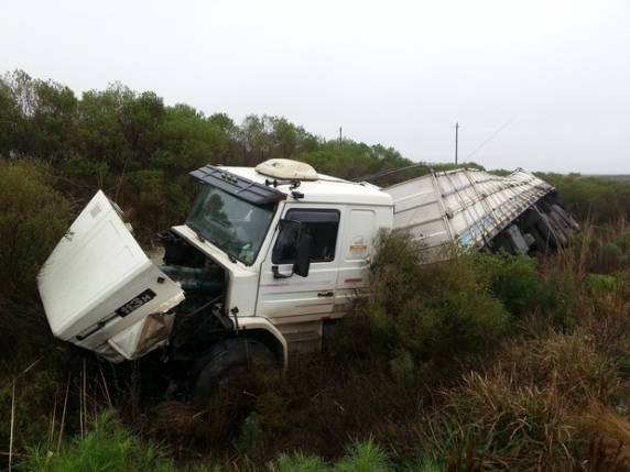 Homem morre em colisão entre carro e caminhão na BR-293 em Bagé, RS - foto 2