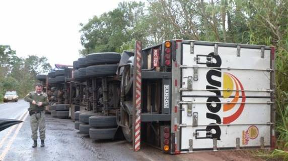 Caminhão tomba na ERS 330 em
Redentora - foto 3