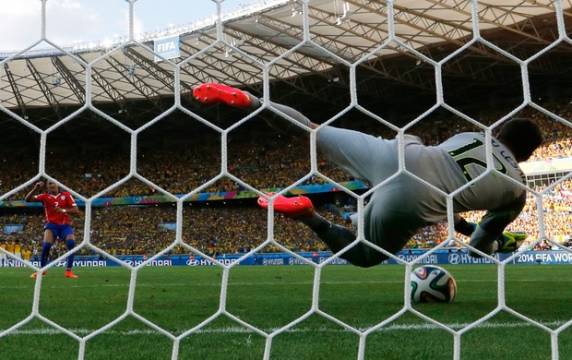 Após jogo ruim da Seleção e 120 minutos de 

sofrimento, goleiro promete defesa a Thiago Silva, cumpre, e cumpre grito da torcida: Eu acredito