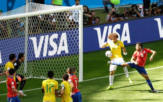 Julio César pega 

dois pênaltis, Chile bate na trave, e Brasil vai às quartas - foto 3