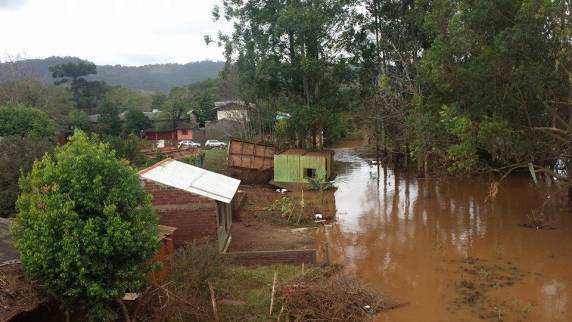 Rio Uruguai está baixando e famílias começam a limpar as casas - foto 3