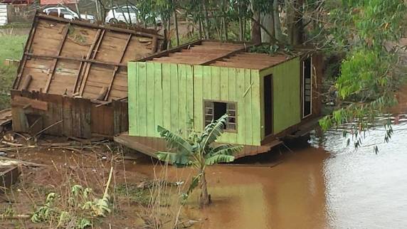 Rio Uruguai está baixando e famílias começam a limpar as casas - foto 2