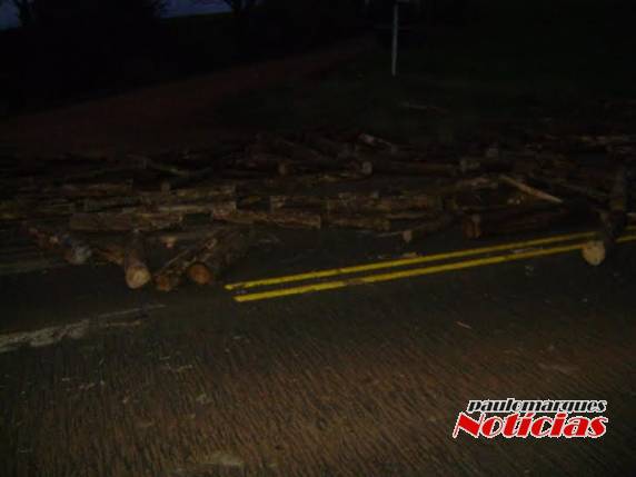 Caminhão carregado com lenha derruba parte da carga na ERS 307 em Santa Rosa - foto 2