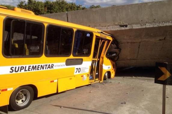 Desabamento de viaduto deixa dois mortos e 15 feridos em Minas Gerais - foto 3