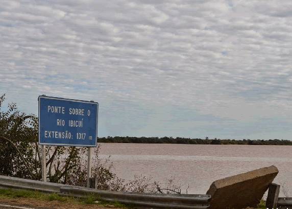 Ponte do Rio Ibicuí, em Uruguaiana, está totalmente 

interditada pela PRF