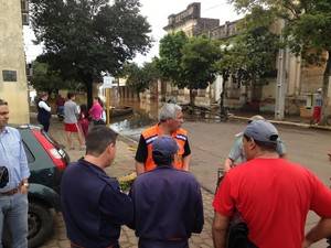 Para evitar roubos a casas alagadas, grupo faz churrasco em
Itaqui, RS - foto 3