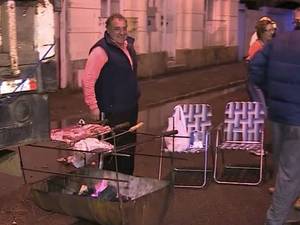 Moradores se reúnem em frente a casas para evitar saques à noite