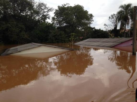 Para evitar roubos a casas alagadas, grupo faz churrasco em
Itaqui, RS - foto 2
