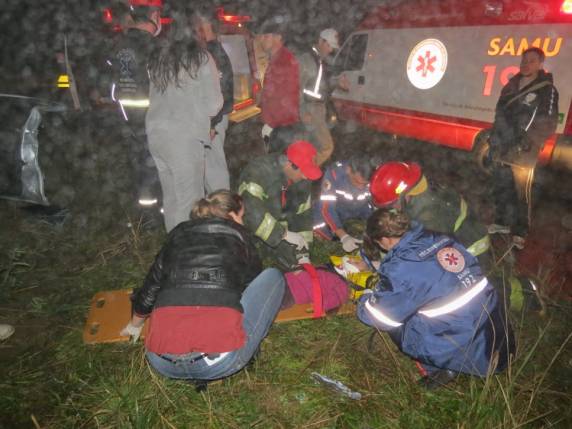 Acidente entre dois carros deixa
mulher morta e sete feridos na RSC-470 em Carlos Barbosa - foto 2