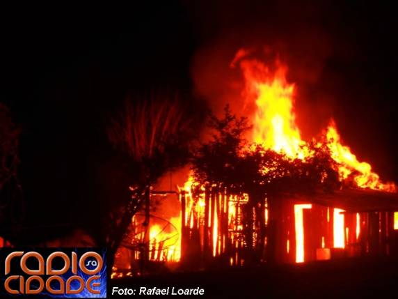 Incêndio consome totalmente residência em Guarani das Missões na noite desta terça-feira - foto 2
