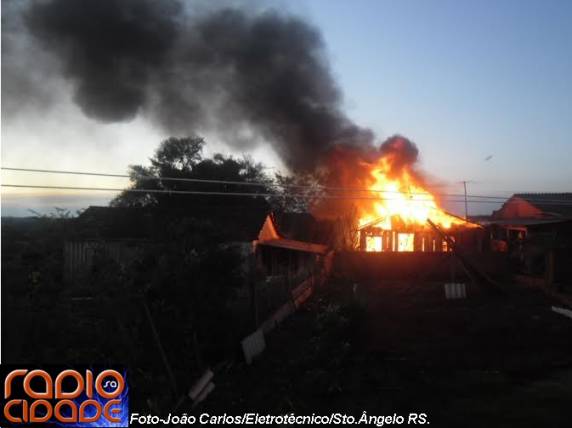 Casa é consumida pelo fogo na tarde desta terça-feira em Entre-Ijuis - foto 2