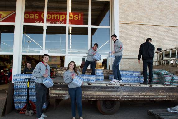 Rotaract Santa Rosa e Rede Comercial Zaffari realizam parceria
para ajudar vítimas de enchente - foto 3