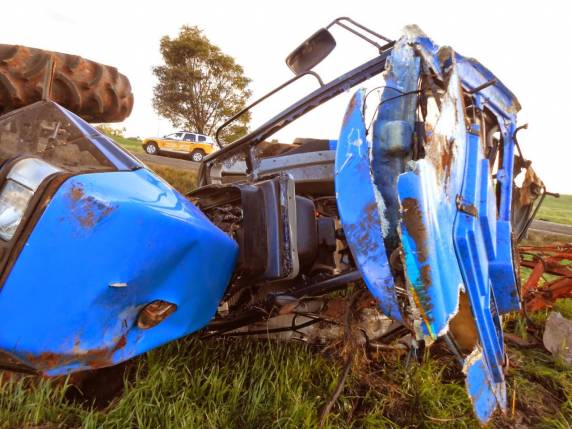Grave acidente envolvendo carreta e trator em Ronda Alta - foto 2