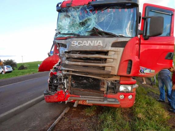 Grave acidente envolvendo carreta e trator em Ronda Alta - foto 3