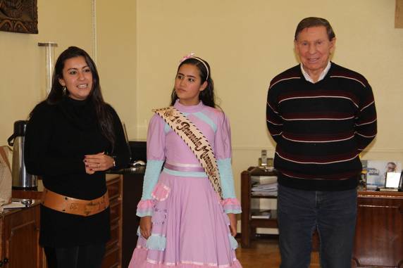Executivo homenageia a Primeira Prenda Mirim da 20ª Região
Tradicionalista - foto 2