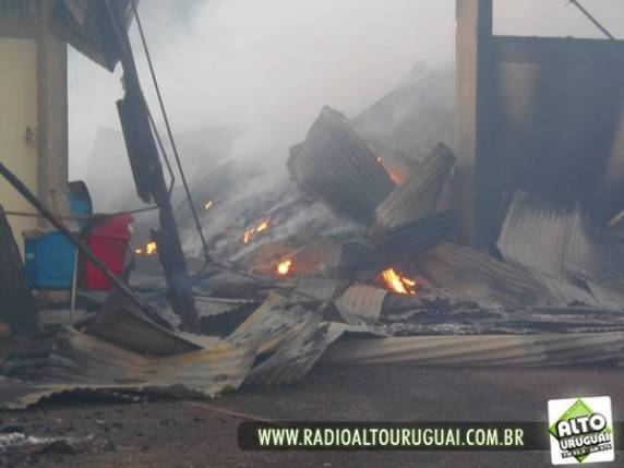 Incêndio destrói armazém da Cotricampo em Humaitá - foto 2