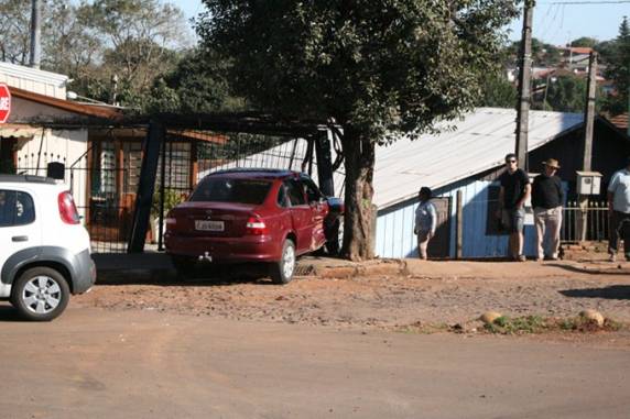 Carro invade pátio de residência na rua Giruá em Santa Rosa - foto 2