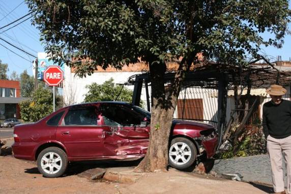 Carro invade pátio de residência na rua Giruá em Santa Rosa - foto 3