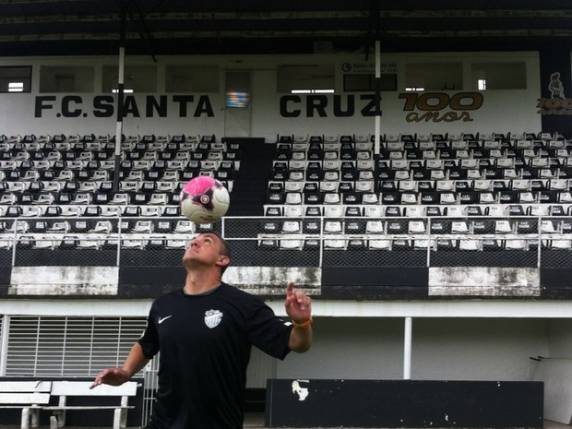 Jogador de futebol morre após carro colidir, capotar e pegar fogo no RS - foto 3