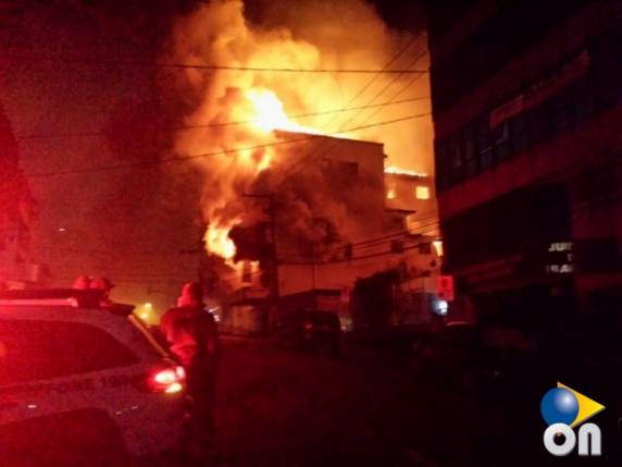 Incêndio no centro de Passo Fundo mobiliza bombeiros de cinco cidades - foto 2