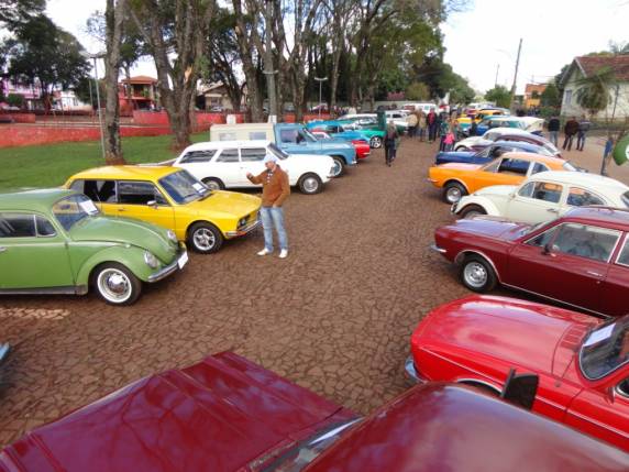 Encontro de Carros Antigos em Tuparendi - foto 3