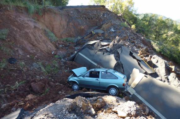 Casal de idosos cai em cratera na ERS-110, em Jaquirana - foto 2
