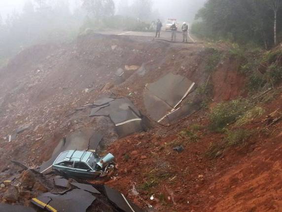 Casal de idosos cai em cratera na ERS-110, em Jaquirana - foto 3