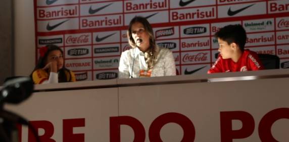 Fernanda Costa foi ao Beira-Rio com os dois filhos para acompanhar homenagens ao marido que morreu em junho. Ainda revelou vontade de 

voltar a morar em Porto Alegre