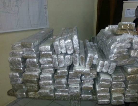 Carro bate em muro e PM encontra 111kg 

de maconha no porta-malas - foto 3