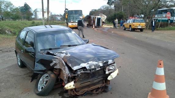 Caminhão tomba ao colidir em Kadett defronte à rodoviária,
na ERS 155, em Ijuí - foto 2