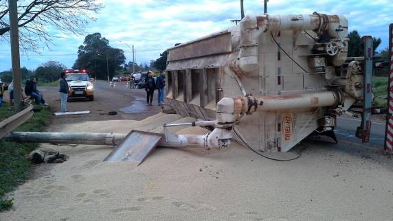 Caminhão tomba ao colidir em Kadett defronte à rodoviária,
na ERS 155, em Ijuí - foto 3