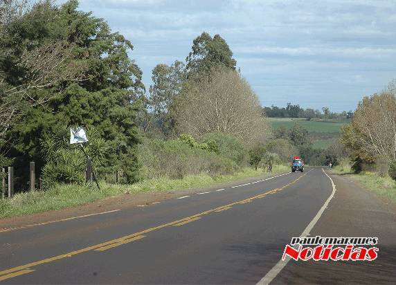 Caminhoneiro sai da pista com carreta bate e destrói painel
de um pesqueiro, e foge do local - foto 3