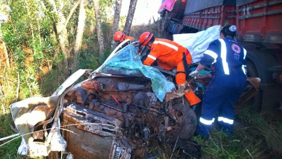 Três pessoas morrem em grave acidente na
RS 168 em Santiago - foto 2