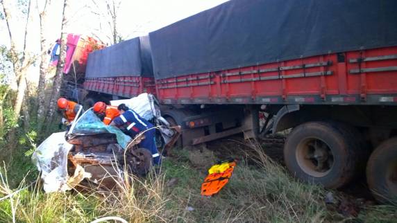 Três pessoas morrem em grave acidente na
RS 168 em Santiago - foto 3
