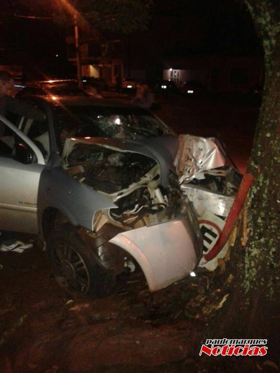 Motorista bate veículo em árvore no centro de Independência - foto 3
